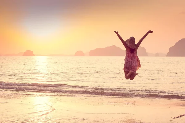 Mujer feliz en un sombrero y vestido corto disfruta en Sea Sunset. En el fondo montañas kársticas montañosas al mar, color vintage — Foto de Stock