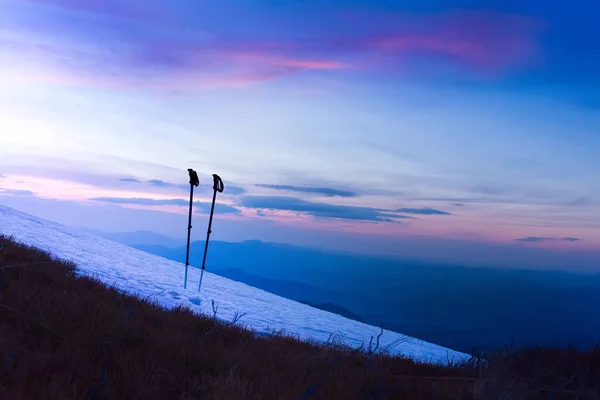 丰富多彩的冬季日出山。根滑雪杖或登山杆. — 图库照片