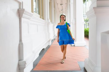 alışveriş çantası tutan güzel genç kadın şehirde alışveriş kısa elbise