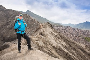 Kadın üst mutlu ve kutluyor başarı hiking. Dağın zirvesine ulaşmış kazanan hareketle tezahürat dünya üzerinde kadın fiyatı