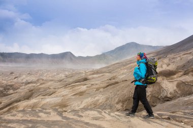 Kadın üst mutlu ve kutluyor başarı hiking. Dağın zirvesine ulaşmış kazanan hareketle tezahürat dünya üzerinde kadın fiyatı