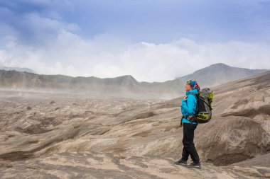 Kadın üst mutlu ve kutluyor başarı hiking. Dağın zirvesine ulaşmış kazanan hareketle tezahürat dünya üzerinde kadın fiyatı