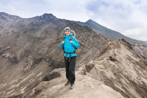 Vandring kvinna på toppen glad och fira framgångar. Kvinnliga vandrare på toppen av världen jublar i vinnande gest att ha nått toppen av berget — Stockfoto