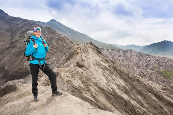 Vandring kvinna på toppen glad och fira framgångar. Kvinnliga vandrare på toppen av världen jublar i vinnande gest att ha nått toppen av berget — Stockfoto