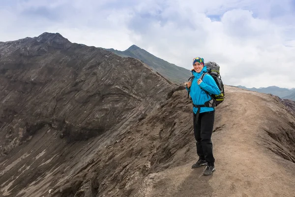 Kadın üst mutlu ve kutluyor başarı hiking. Dağın zirvesine ulaşmış kazanan hareketle tezahürat dünya üzerinde kadın fiyatı — Stok fotoğraf