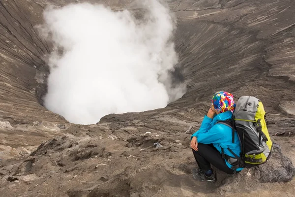 Mujer senderista en la parte superior feliz y celebrando el éxito. Senderista femenina en la cima del mundo vitoreando en gesto ganador después de haber alcanzado la cima de la montaña — Foto de Stock