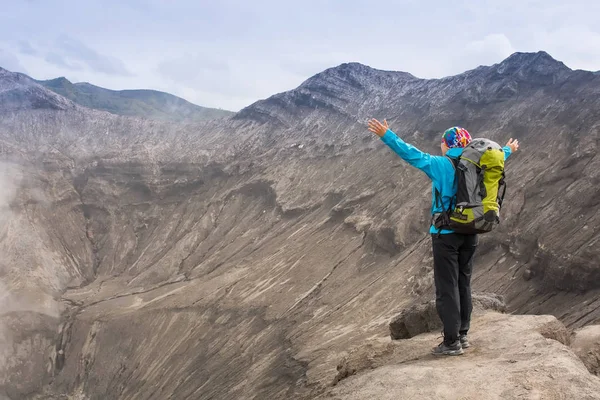 Piesze wycieczki kobietę na szczyt szczęśliwy i docenianie powodzenie. Kobiece turysta na szczycie świata doping w zwycięskiej gest po osiągnięciu szczytu góry — Zdjęcie stockowe