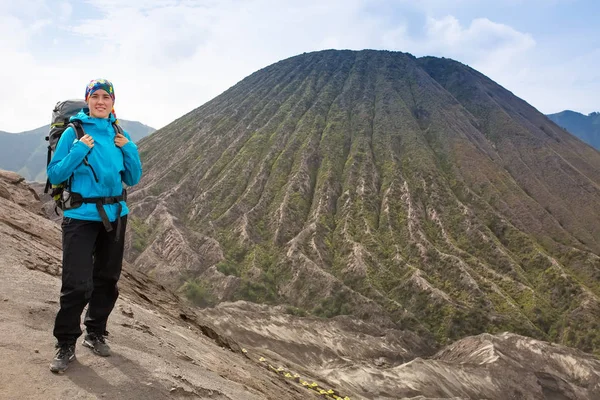 Kadın üst mutlu ve kutluyor başarı hiking. Dağın zirvesine ulaşmış kazanan hareketle tezahürat dünya üzerinde kadın fiyatı — Stok fotoğraf