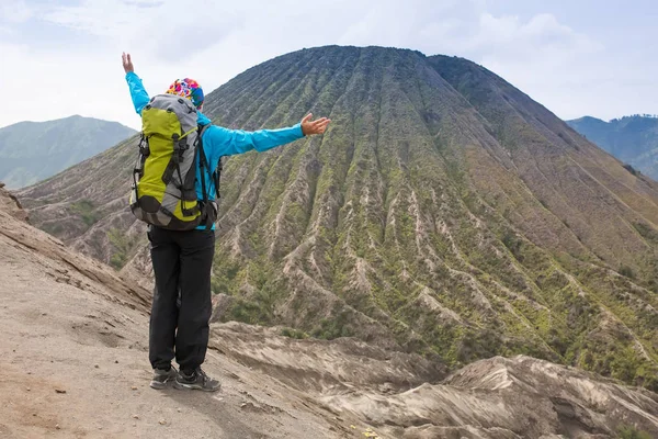 Mujer senderista en la parte superior feliz y celebrando el éxito. Senderista femenina en la cima del mundo vitoreando en gesto ganador después de haber alcanzado la cima de la montaña — Foto de Stock