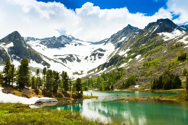 Bela paisagem de um lago montês Altai, Sibéria. Altas montanhas com montanhas cobertas de neve, céu azul com belas nuvens . — Fotografia de Stock