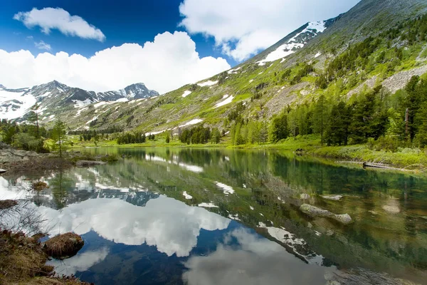 Bela paisagem de um lago montês Altai, Sibéria. Altas montanhas com montanhas cobertas de neve, céu azul com belas nuvens . — Fotografia de Stock