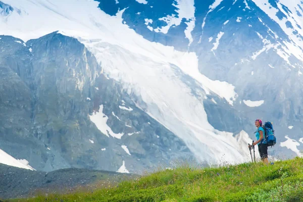 Caminante con mochila y bastones de trekking para superar las dificultades en las montañas. Montañas Altai, Federación Rusa —  Fotos de Stock