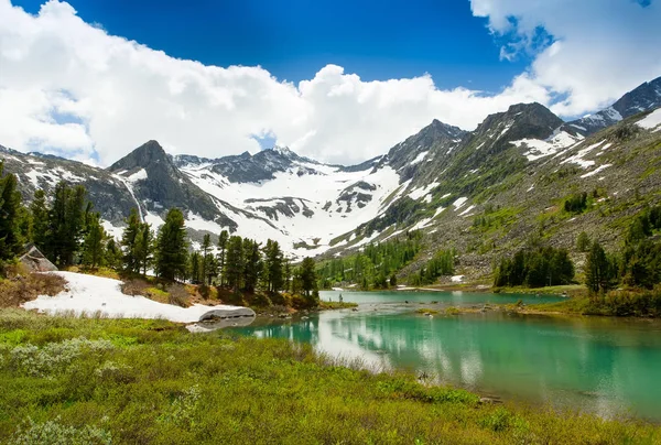 Vackert landskap i ett mountain lake Altai, Sibirien. Höga berg med snöklädda berg, blå himmel med vackra moln. — Stockfoto