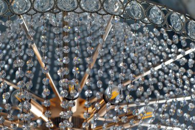 Salondaki cam avize deseni.