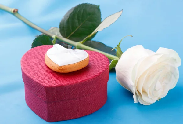 Galletas Forma Corazón Una Rosa Sobre Fondo Azul Regalo Para —  Fotos de Stock