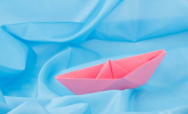 mavi bir arka plan üzerinde kağıt tekne