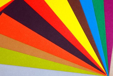 Bir sürü renkli karton yaprak