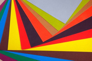 Bir sürü renkli karton yaprak