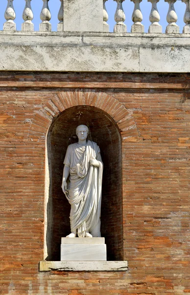 Statue auf salita di montecavallo in rom — Stockfoto