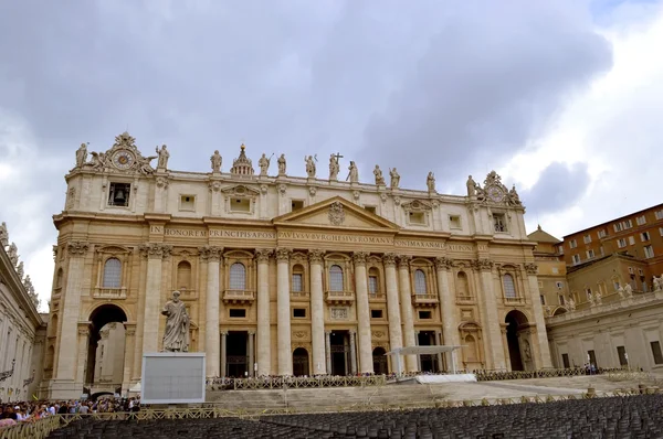 De Pauselijke Basiliek van St. Peter in het Vaticaan — Stockfoto