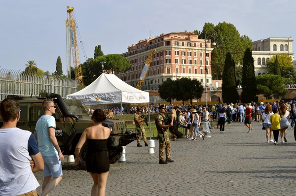 Военнослужащие по борьбе с терроризмом патрулируют туристические объекты Рима — стоковое фото
