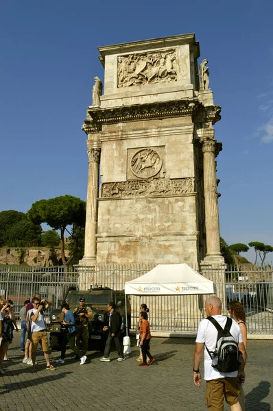 Soldado antiterrorista patrullando en sitios turísticos de Roma — Foto de Stock