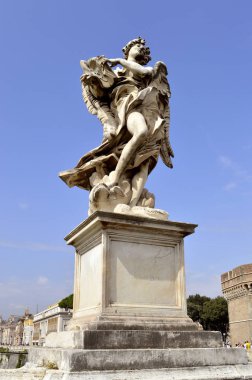 St. Angelo Köprüsü melek ile Superscription heykel