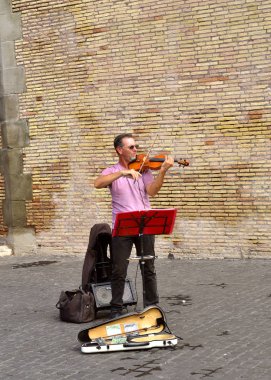 Keman çalmaya Sokak çalgıcısı