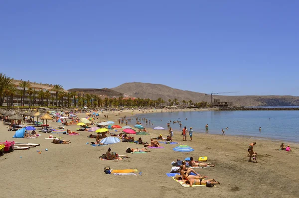 Playa De Las Americas beach turister på stranden njuter av s — Stockfoto
