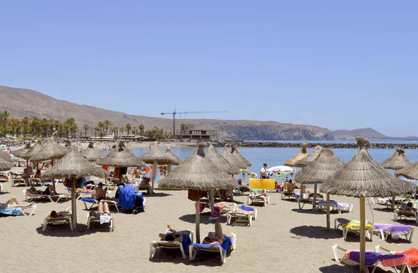 Playa De Las Americas turist s zevk kumsalda plaj. — Stok fotoğraf