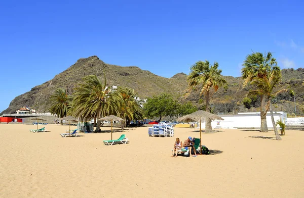 Teresitas beach tourists on the beach enjoying the sun — Stock Photo, Image