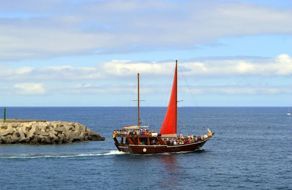 Turistas del puerto de Torviscas en un paseo marítimo en velero —  Fotos de Stock
