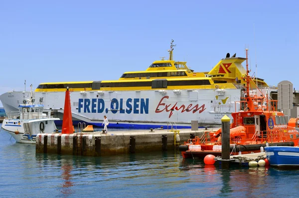 Los Cristianos puerto Fred Olsen ferry en Los Crristianos puerto deportivo — Foto de Stock