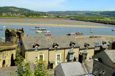 Conwy şehri çevreleyen Conwy tarihi ortaçağ şehir duvar