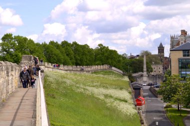 York City Roma duvar boyunca yürüyen turist