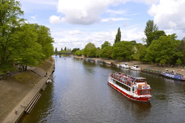 Tourists cruising along river Ouse — Stock Photo, Image