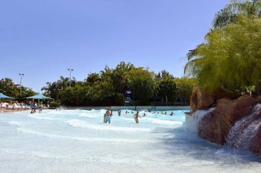 Aquatica su parkı büyük sörf sahilleri