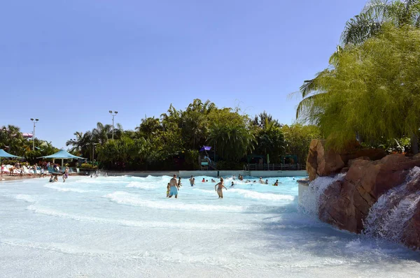 Aquatica su parkı büyük sörf sahilleri — Stok fotoğraf