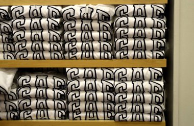 Gap tasarımcı kıyafet