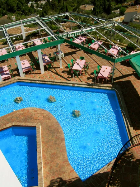 Hotel piscina y restaurante en el pueblo de Mijas — Foto de Stock