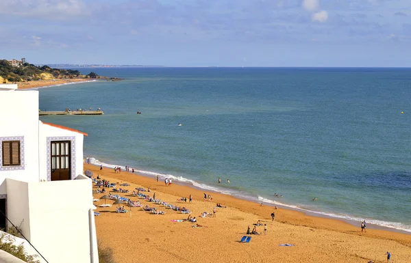 Praia de Albufeira na costa algarvia — Fotografia de Stock