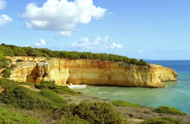Benagil Beach Algarve kıyısında