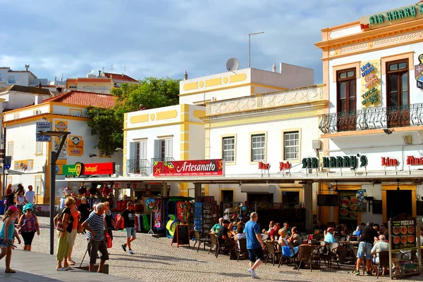 Albufeira tourists eating and drinking in restaurants in the old — Stock Photo, Image