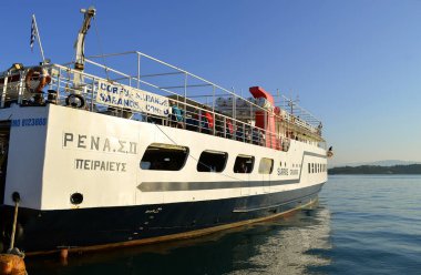 Corfu, Yunanistan - 01 Ekim 2017: Saris yolculukları feribot Corfu Harbour Paxos için yelken açmaya hazır