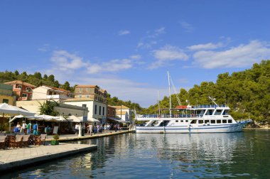 Antipoxos harour turistik gemi
