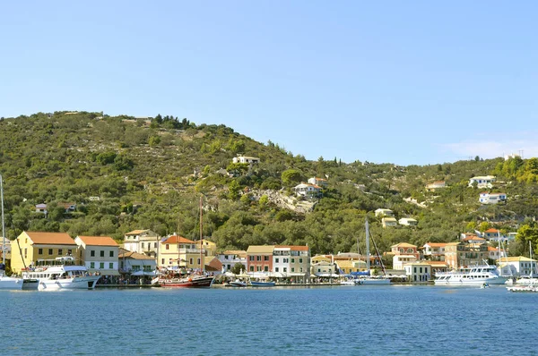 Bateaux de croisière touristiques du port d'Antipaxos — Photo