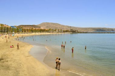 Playa De Las Americas turist s zevk kumsalda plaj.