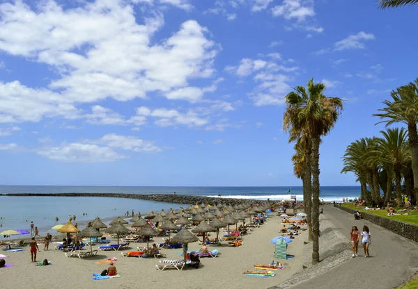 Playa De Las Americas beach turist sahilde güneşin tadını — Stok fotoğraf