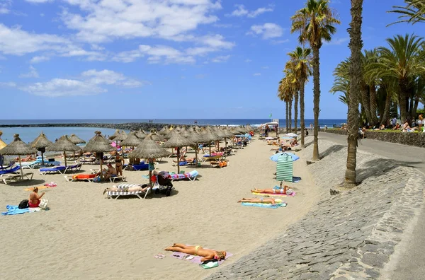Playa De Las Americas plaży turystów na plaży cieszyć s — Zdjęcie stockowe