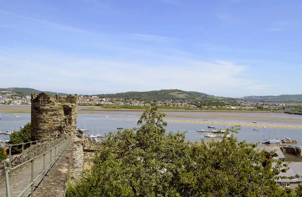 Conwy tarihi ortaçağ şehir duvar — Stok fotoğraf